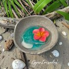 ÉKSZERTARTÓ - VALÓDI KÓKUSZDIÓ GYŰRŰTARTÓ - RÓZSASZÍN PLUMERIA VIRÁGGAL - GYANTACSODÁK