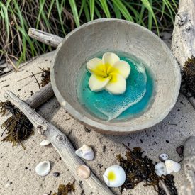  ÉKSZERTARTÓ - VALÓDI KÓKUSZDIÓ GYŰRŰTARTÓ - PLUMERIA VIRÁGGAL - GYANTACSODÁK