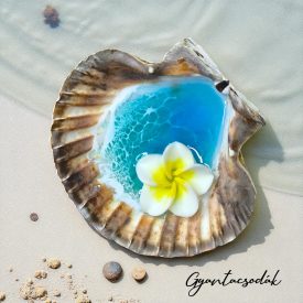   ÉKSZERTARTÓ FEHÉR PLUMERIA VIRÁGGAL - VALÓDI ÓRIÁSKAGYLÓ GYŰRŰTARTÓ - GYANTACSODÁK