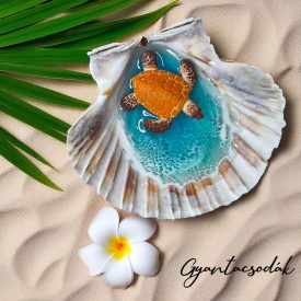   ÉKSZERTARTÓ - VALÓDI ÓRIÁSKAGYLÓ GYŰRŰTARTÓ - TÜRKIZ, TEKNŐSSEL - GYANTACSODÁK