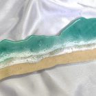 90 CM ZÖLD BALATON, HOMOKOS PARTTAL - EPOXI GYANTA FALIKÉP - GYANTACSODÁK